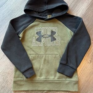 Under Armour Olive and Black Sweatshirt Hoodie Youth Size 6. Fits like a Size 4!